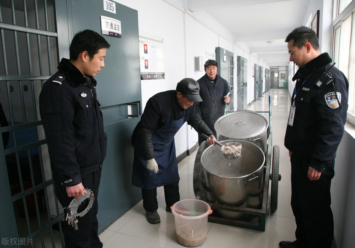 监狱警察也是"公务员",每年公开招聘,五险一金有编