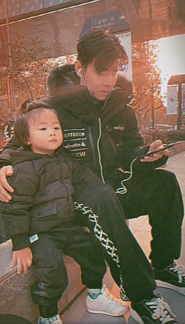 张晋带娃好有爱，搂着儿子唱粤语歌，乐儿扎小揪揪全程“冷漠脸”