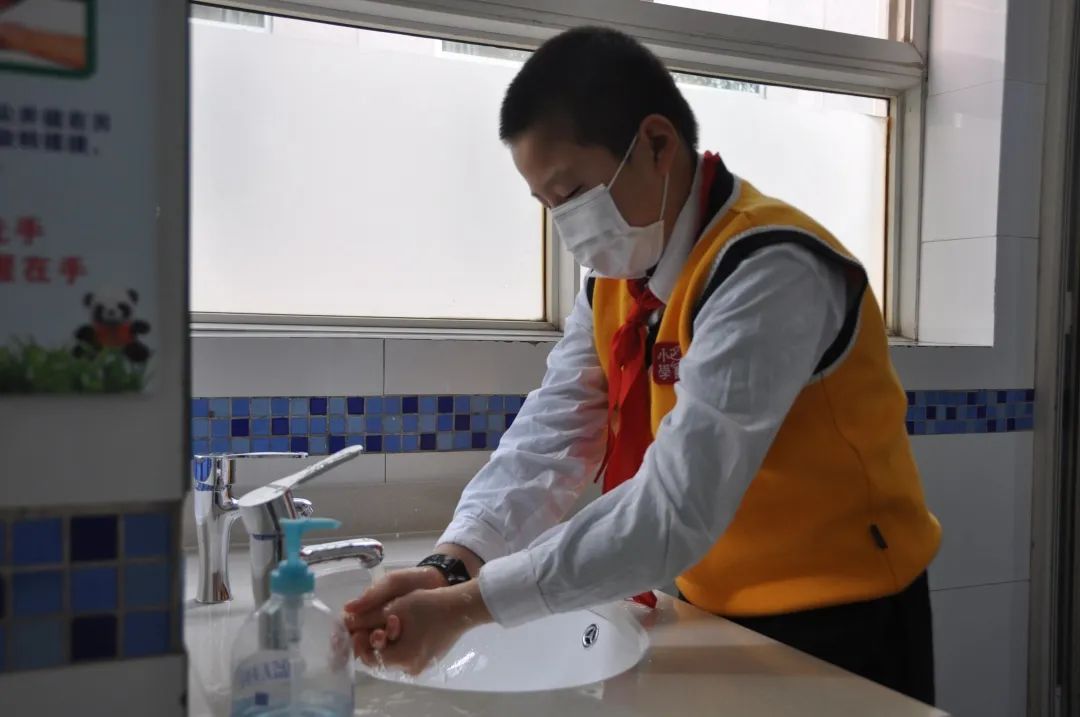 洗完手擦干与不擦干，真的有区别吗？答案：有！别让细菌继续滋生