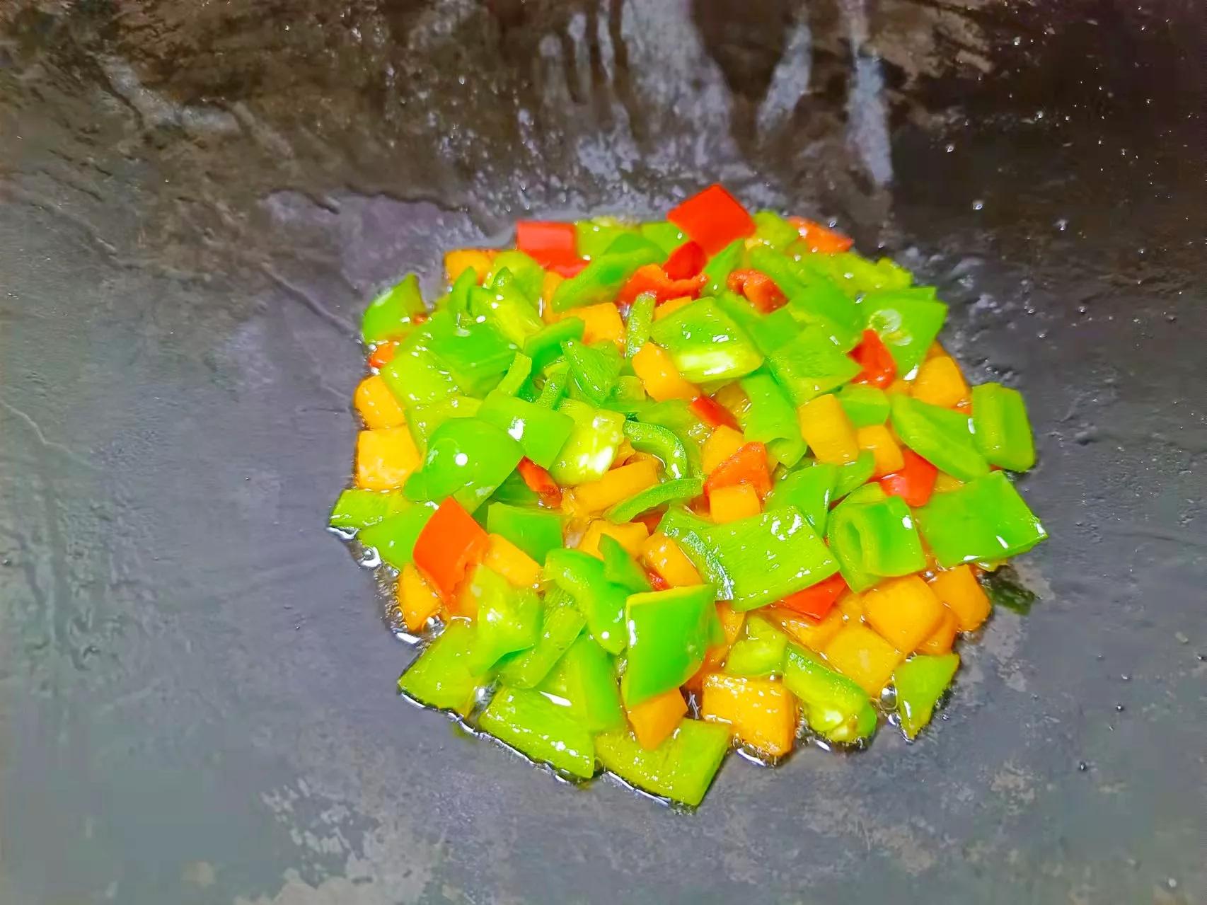 煲仔饭用什么米（记住3个窍门米饭松软锅巴金黄）