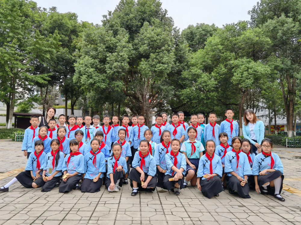 天府新区永兴小学举行“一日常规展示，扬永小精神”主题升旗仪式