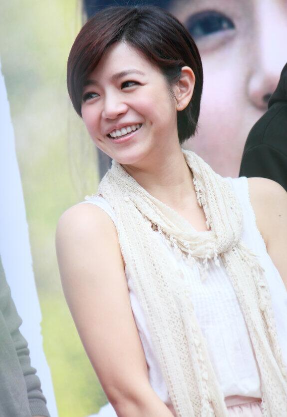 被陈妍希的“短发”造型美到了，减龄又少女，很有初恋感