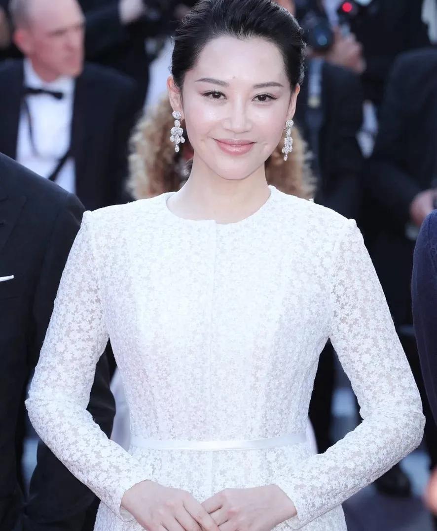 许晴的梨涡浅笑,状态太好了