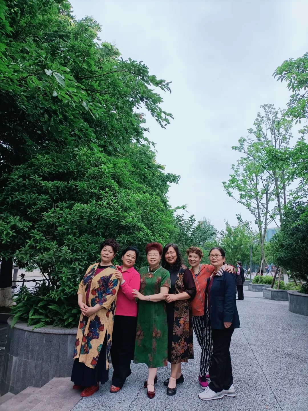 天府新区华阳实验小学举行“爱成都 迎大运”退休职工趣味运动会