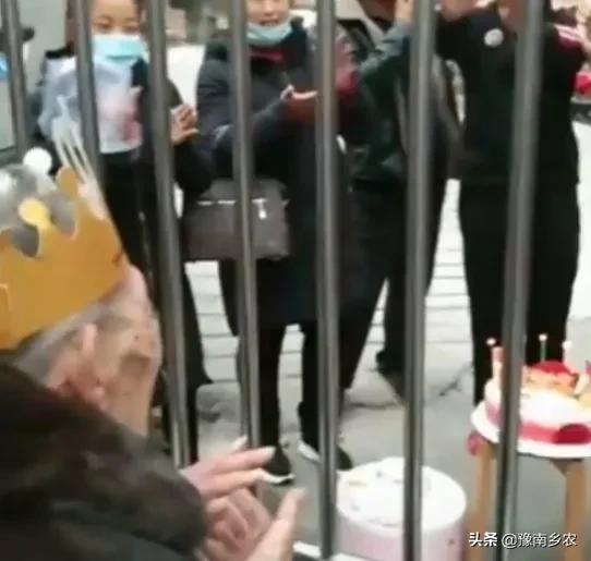 白发苍苍老夫妻无奈相拥泪别，妻子：这次分开怕再也见不到老伴了
