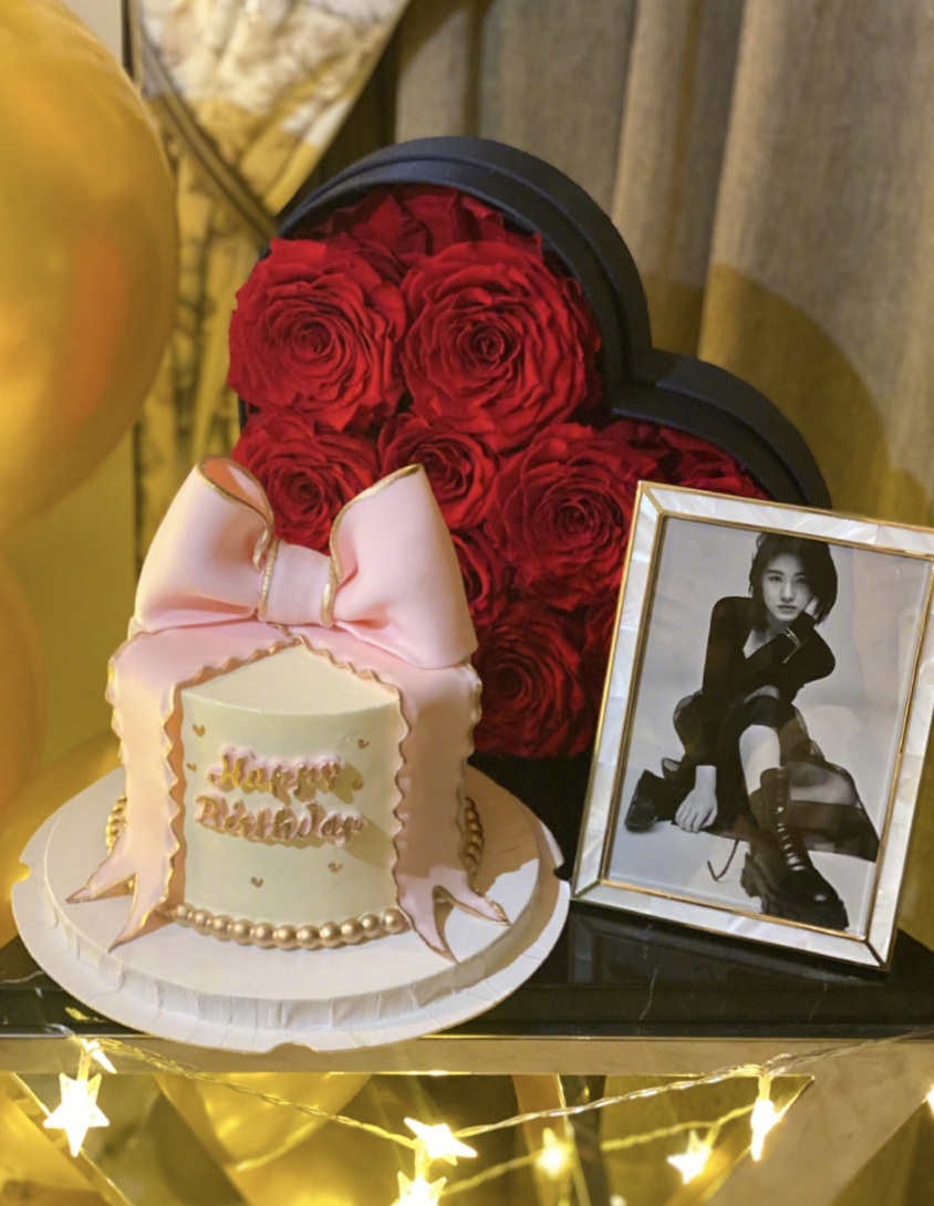 章子怡卡点晒全家福为继女庆生，16岁小苹果模样清纯被赞像陈妍希