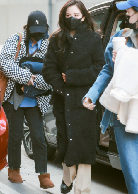 杨幂与闺蜜逛街，筷子腿还没男生手臂粗，明星气质让人一眼认出