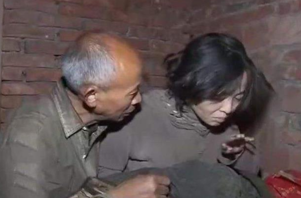 1995年，55岁老汉花120元买四川女大学生，两人跟牲口同住17年