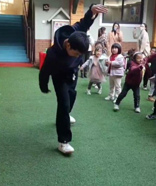 河南一“男幼师”火了，长相阳光帅气跳舞活力四射，深受家长喜爱