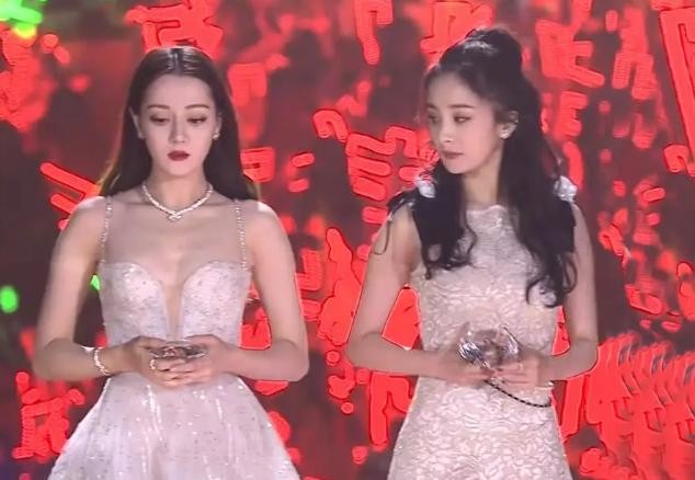 从普通销售员到收视女王，迪丽热巴的背景，远比你想象得复杂