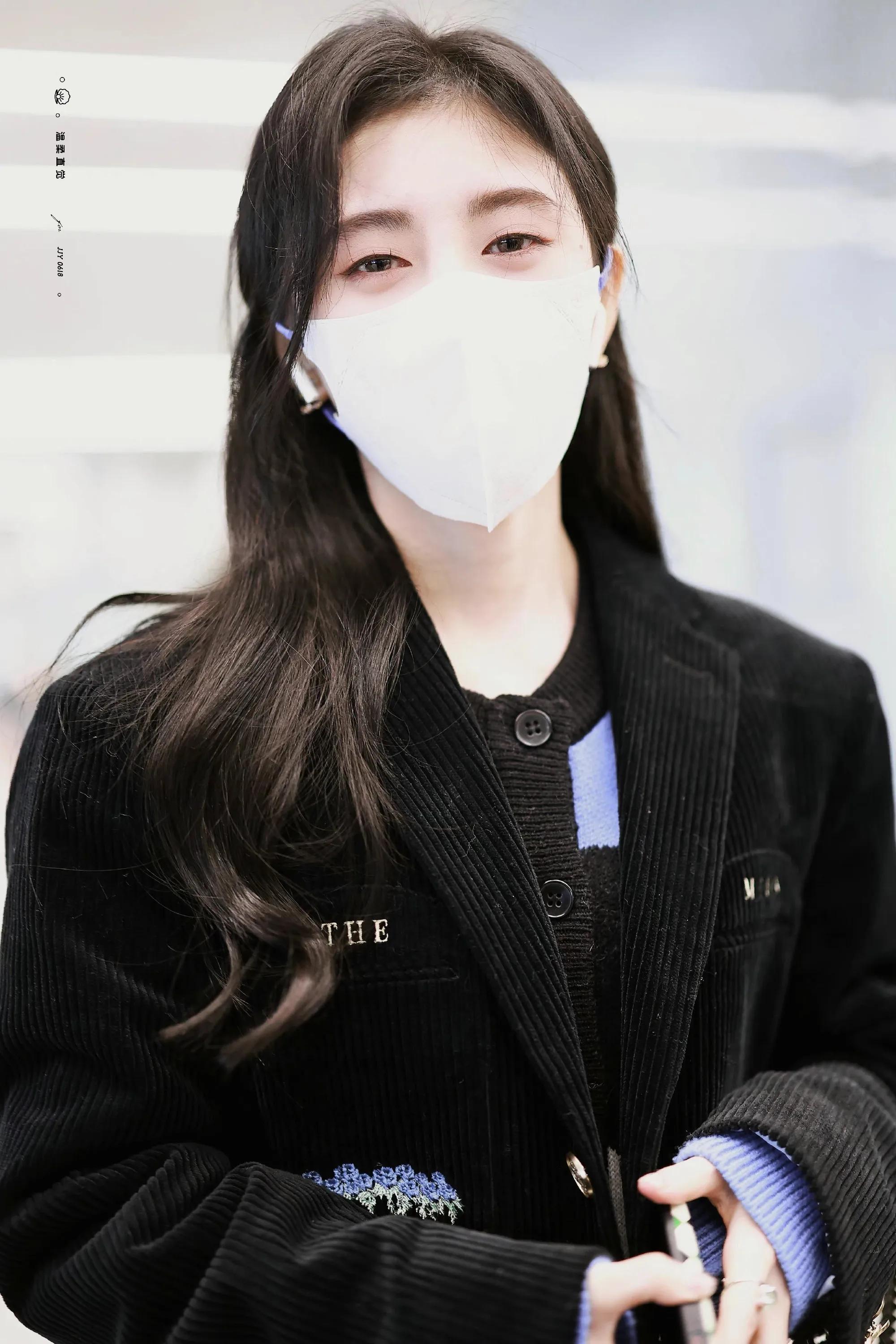 鞠婧祎机场照｜隔着口罩也能看见笑盈盈的脸