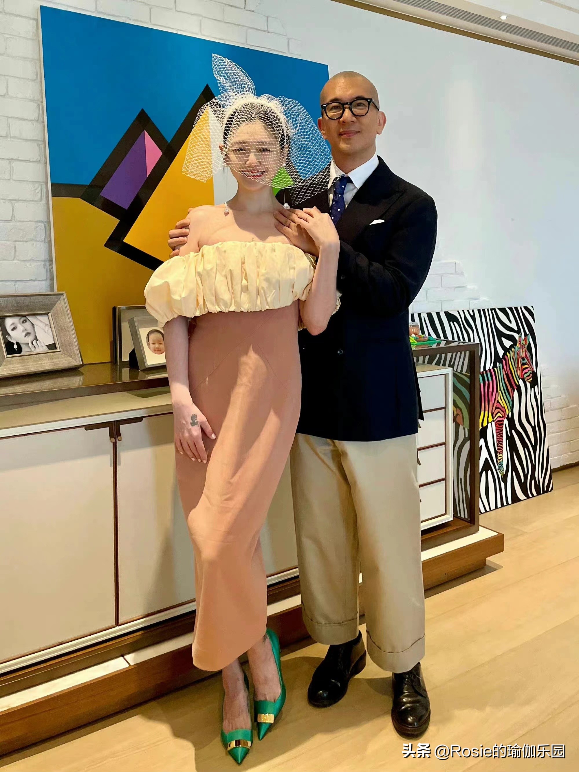 大S晒照美肩状态好，脊柱侧弯直角肩也不美，这样2步解锁好体态