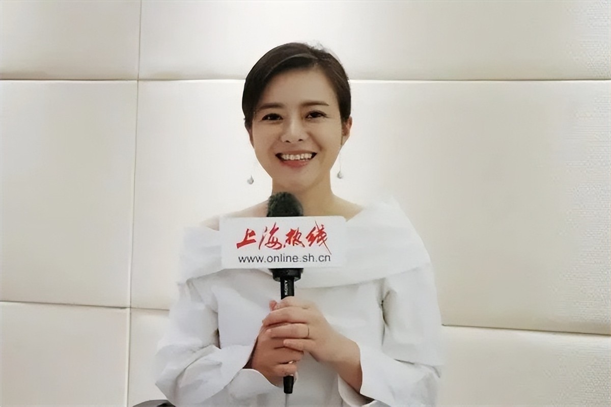 原东方卫视主持人陈辰，低调嫁歌唱家余笛，今被丈夫宠成少女