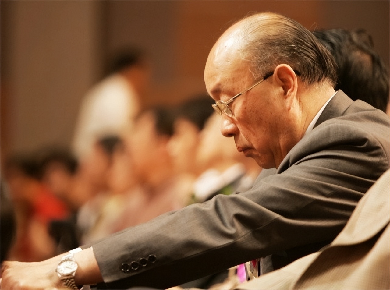 雙匯董事長被長子舉報(bào)，與小36歲秘書姘居20年，35億美元流向美國