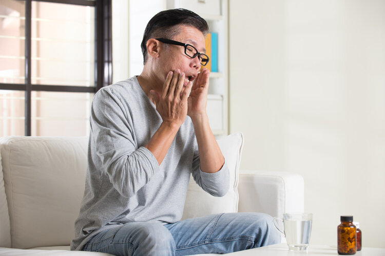 口腔癌早期有什么征兆？记住4个异常信号，别错过抓癌时机