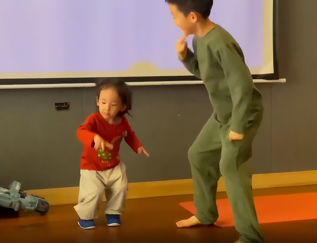 陈小春晒俩儿子萌态，二宝留长发扎揪揪打扮像女孩，长相遗传爸爸
