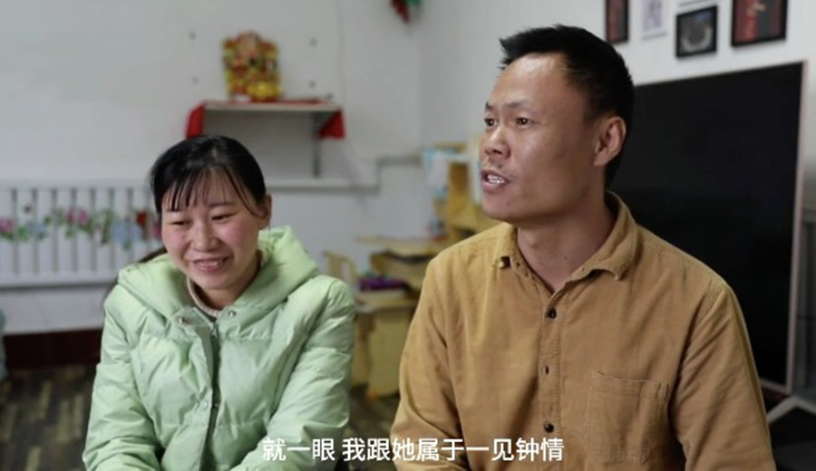 2008年，山东女孩翻墙私奔成瘫痪，小伙照顾14年，四次背她上泰山