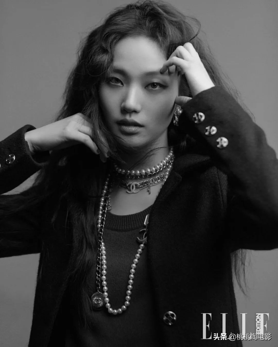 韩国女星金高银《ELLE》封面大片，烟熏妆羊毛卷酷劲十足