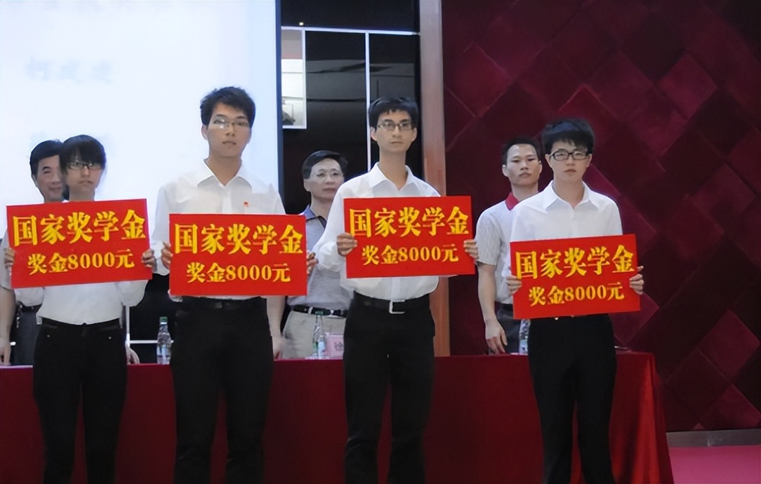 普通家庭培养一名大学生，4年要花费多少钱？最少也得20万起步