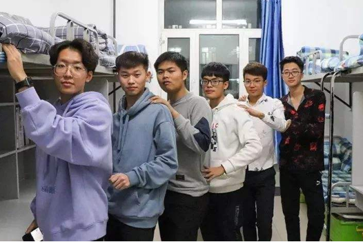 辅导员查寝新招数，学生按照指定动作拍照，学生感叹姜还是老的辣