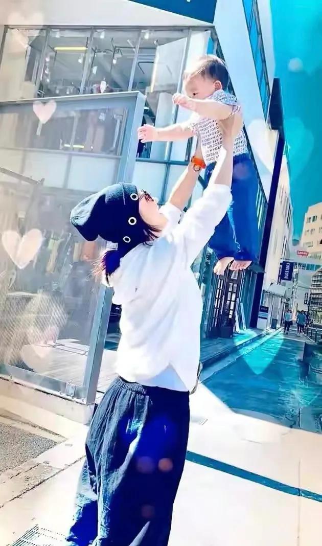 张柏芝晒和儿子游泳动态，3岁小王子正脸曝光，脸蛋肉嘟嘟萌态足