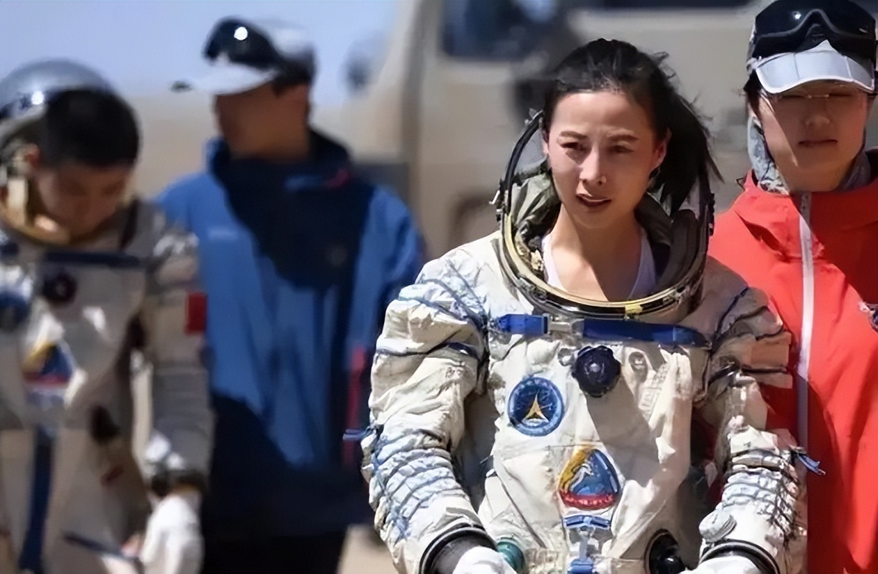 “摘星星的妈妈回来了”，王亚平兑现女儿诺言，学历曝光令人敬佩