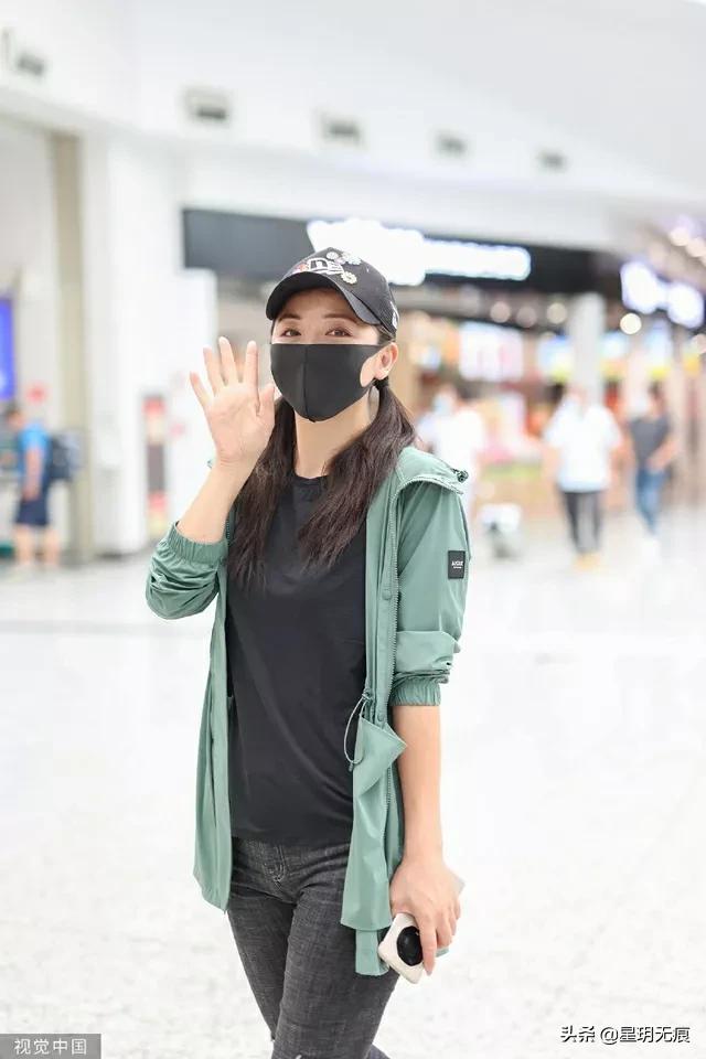 黄小蕾扎双马尾抵达机场 对镜打招呼比心随性亲切