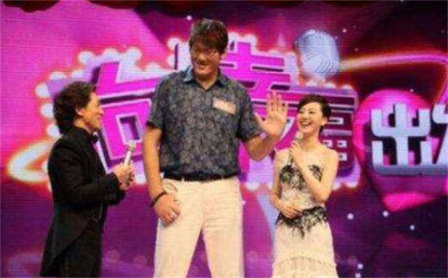 亞洲巨人張歡：身高2.38米，找1.65米的明星女友，如今怎麼樣了 找女朋友 第14張