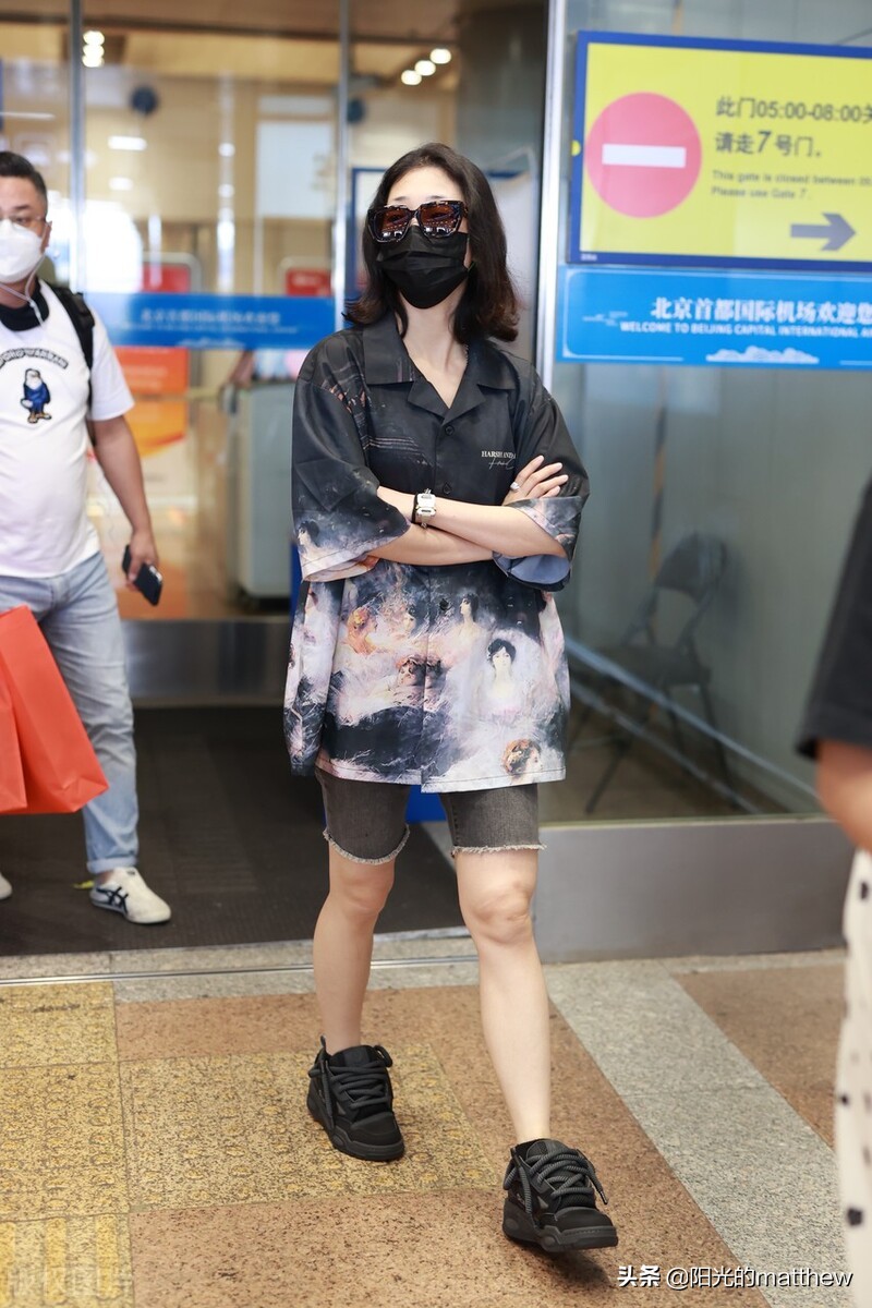 郭颖穿印花衬衫戴超大墨镜现身机场，大步流星气质高冷