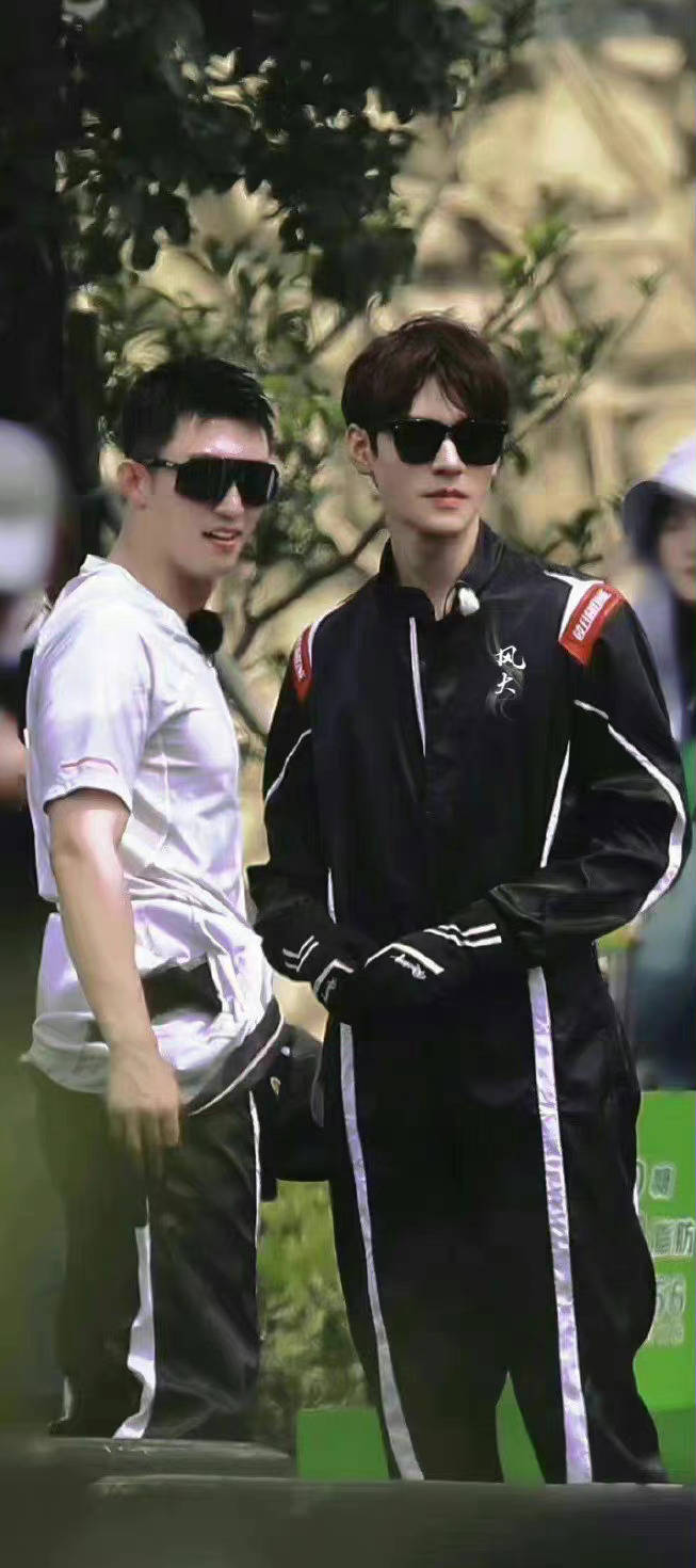 龚俊黄景瑜身穿赛车服帅酷 杨超越卡通披肩超级甜