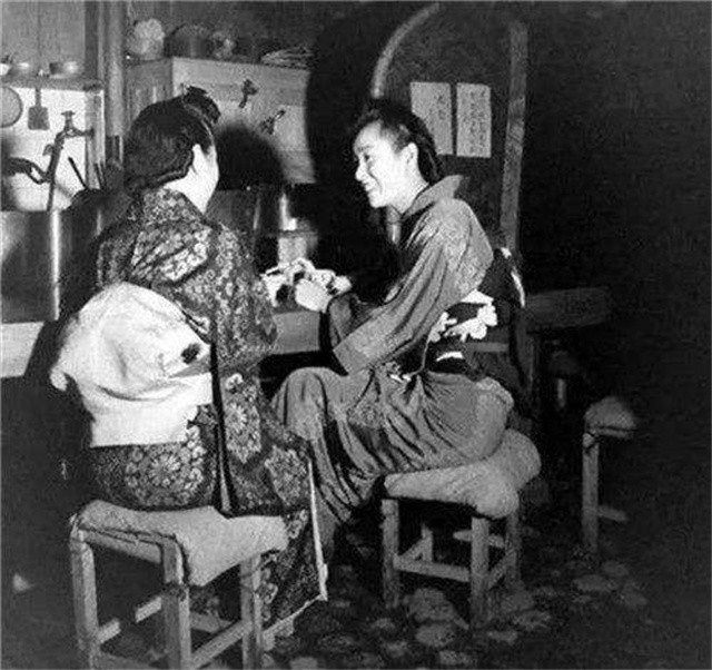 日本烟花女子74岁仍站街，街头60年一直拉客，却备受日本人尊重