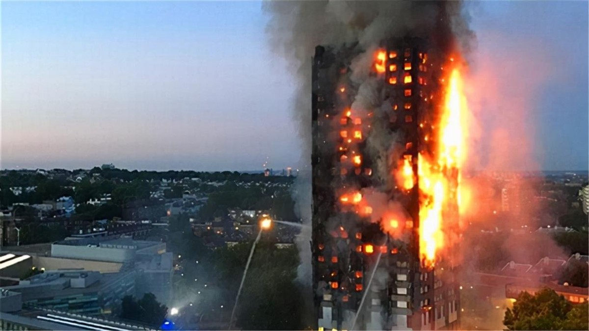 高层建筑火灾知识：15层以上灭火难度高，逃生该向上还是向下跑？