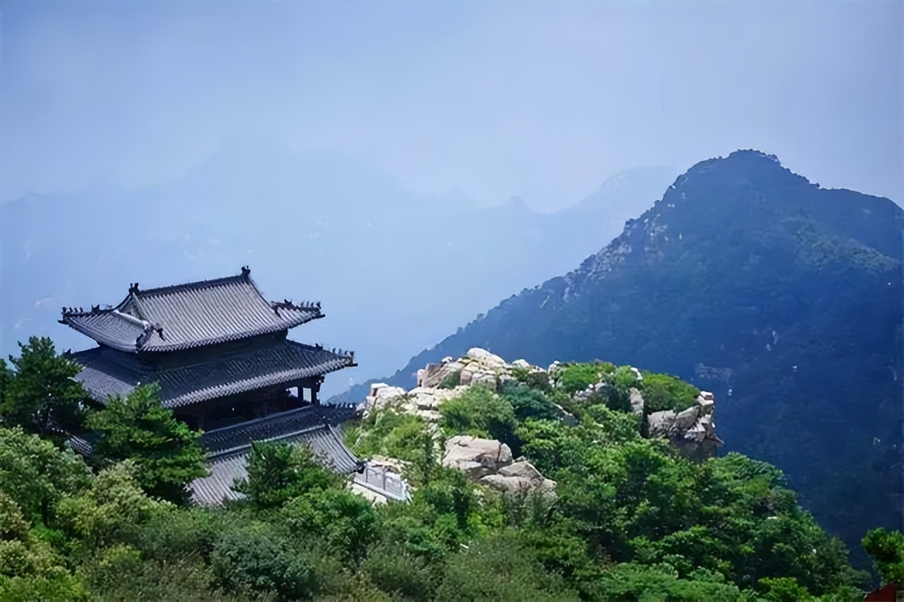 泰山上“䖝二”两字，日本专家研究了十年，郭沫若一笑破解谜底