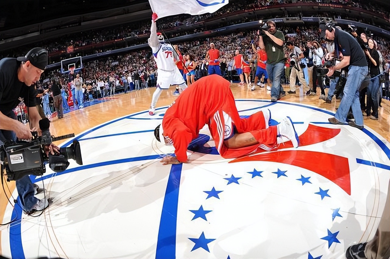 nba有哪些感动时刻(盘点NBA十大感人瞬间，科比麦迪惺惺相惜，艾弗森跪地亲吻地板)