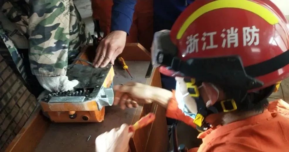 男子义乌装修惊现刨墙机意外事故