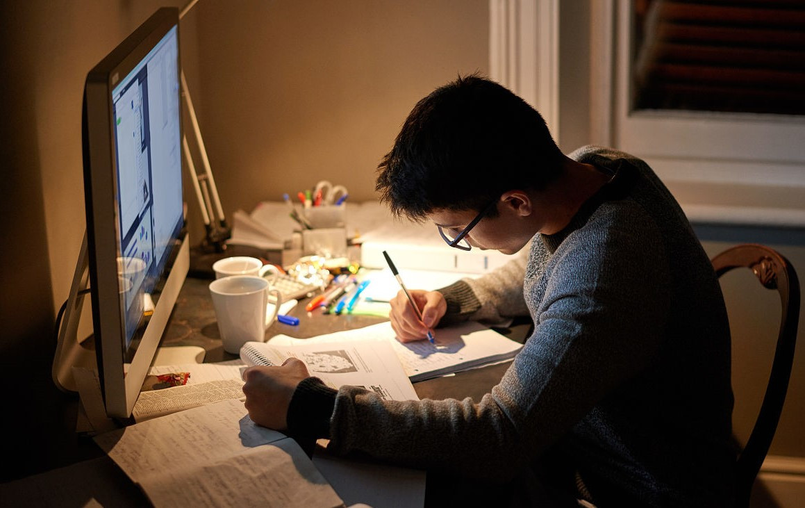 大学生里正蔓延“新型啃老”，父母还以为孩子很努力，甘之如饴