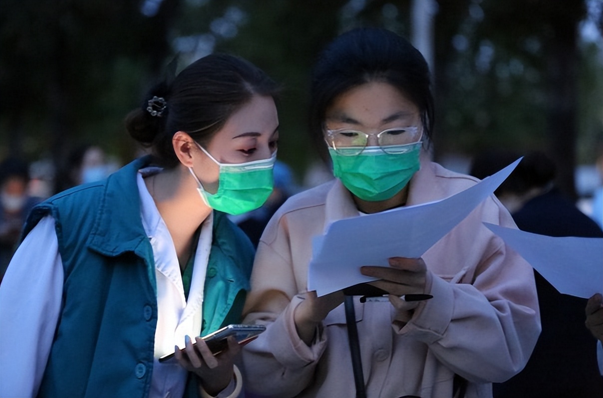 郑州市九院336名医护人员赴金水区、惠济区45个社区支援核酸采样