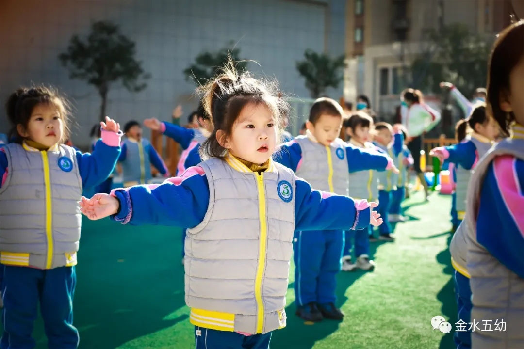 小学生足球队入场词(享运动•健体魄•悦童心—金水五幼教育集团“趣味运动周”纪实)