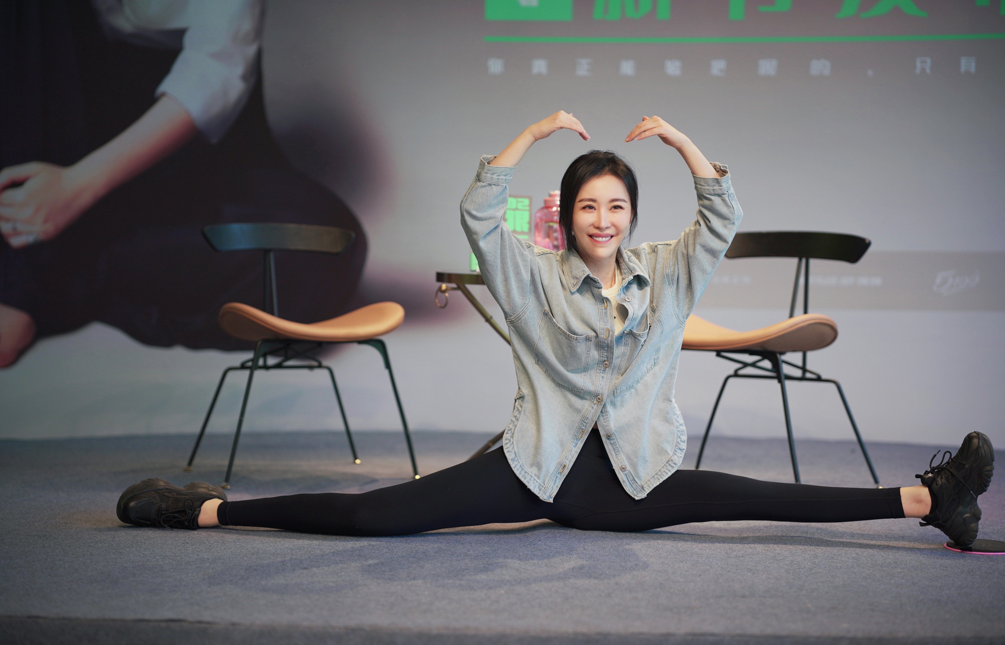 当日,田朴珺身着健身运动衣,好身材一览无遗,刘希平的身材也保持得