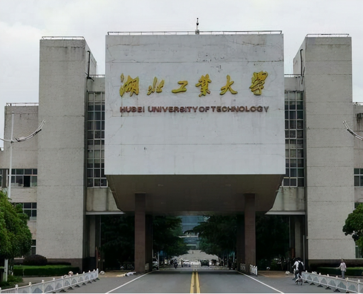 华为又签下3所高校，都是双非层次的院校，网友直呼是有个性选择