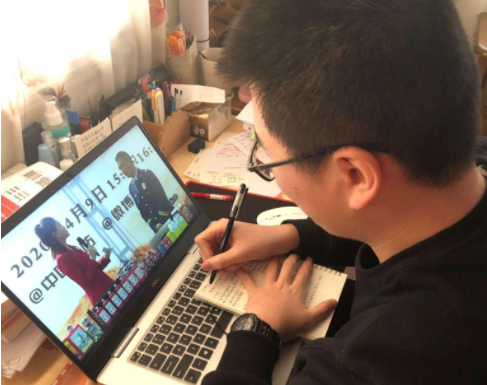 大学生上网课背景图走红，电视剧名场面很吸睛，学生难以无心上课