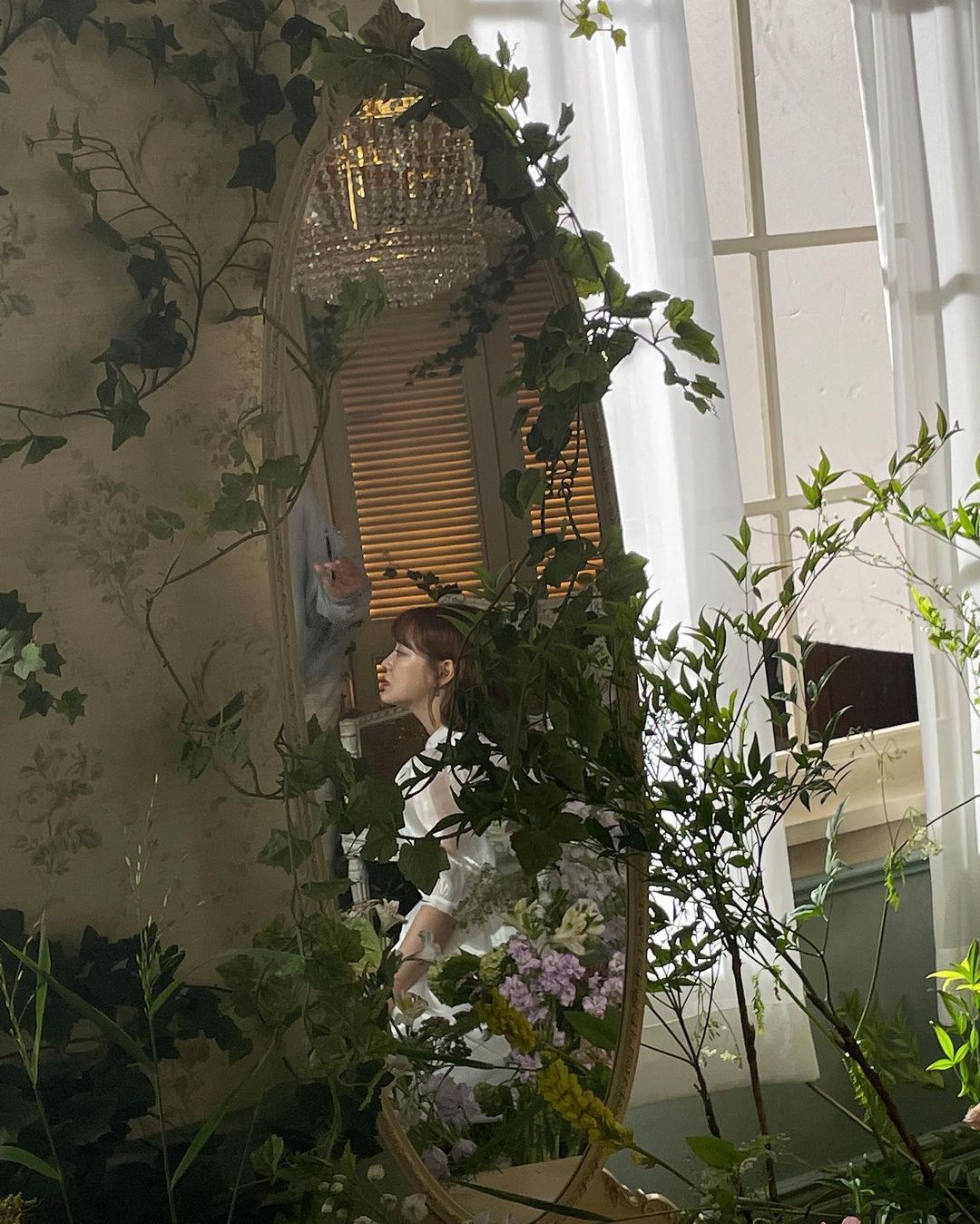 变身“纯白天真美人”，韩国女星金世正晒美照，公主裙配运动鞋