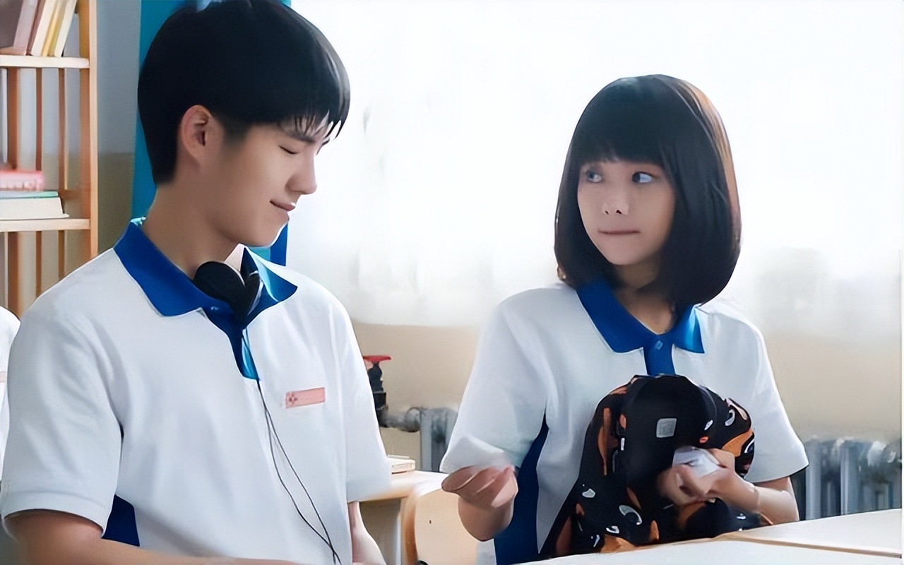 难怪电视只拍上半身，垫箱子，加道具都不够！“秘密”被揭发