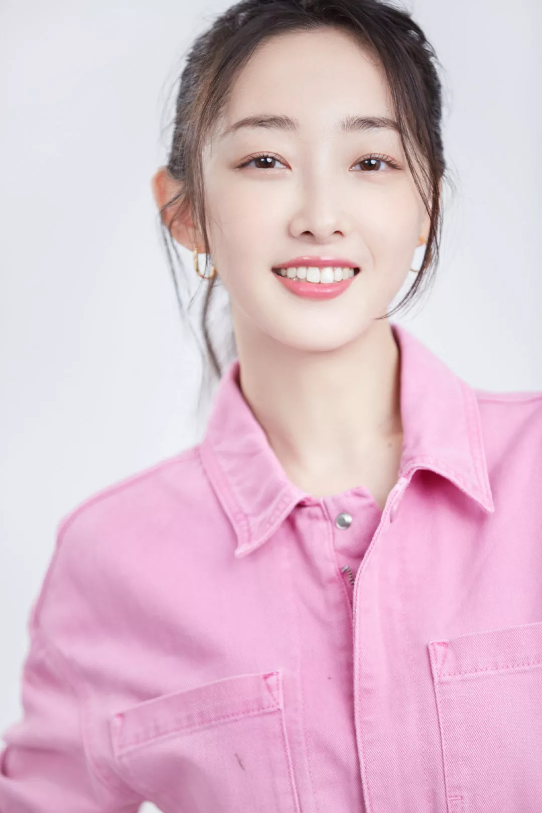 44位明星驾驭的红色服饰典雅大方，由内而外散发出自然的美感