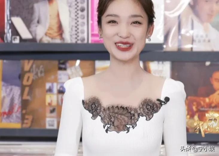 蓝羽大秀琴艺，卢靖姗唱歌受阻，胡兵自曝冷知识：这场晚会太精彩