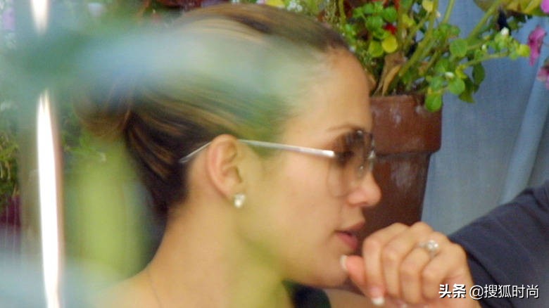 詹妮弗·洛佩兹与蝙蝠侠重温旧爱，六度订婚的她坐拥豪宅钻戒无数