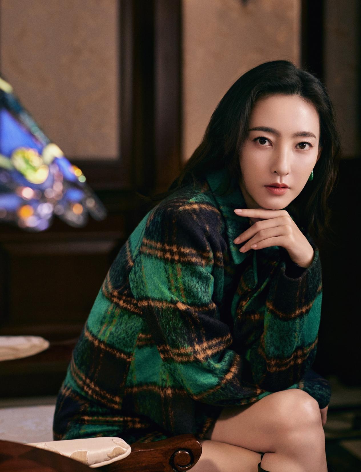 王丽坤真是又瘦又美,绿色格纹短裙套装搭配长筒靴,霸气御姐登场