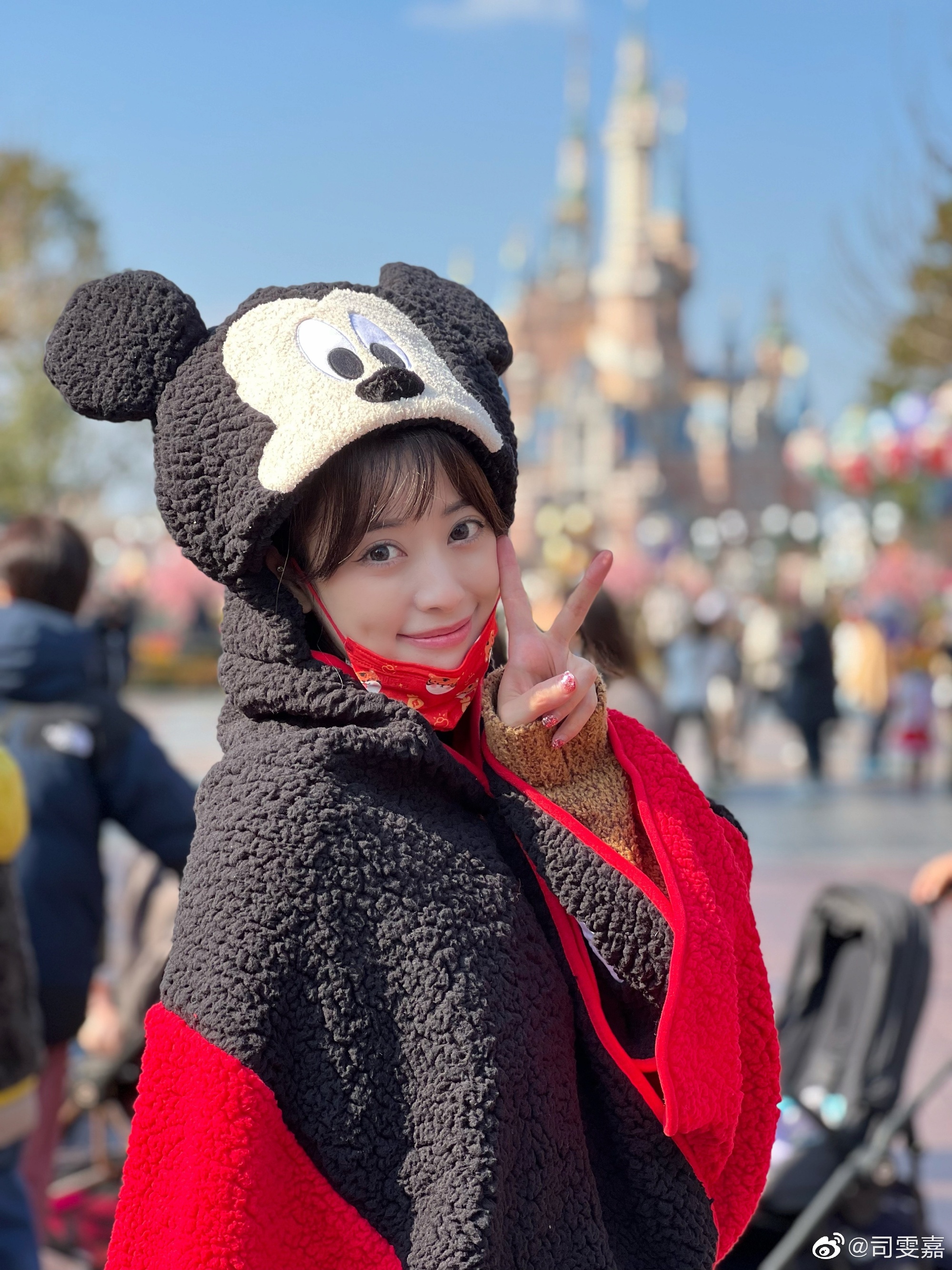 上海女主持上海嗲妹妹主持人司雯嘉晒迪士尼游玩照片红色羽绒服很有