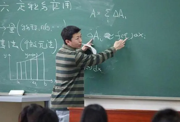 新力惠中学校好不好（男网红未经允许在教室）