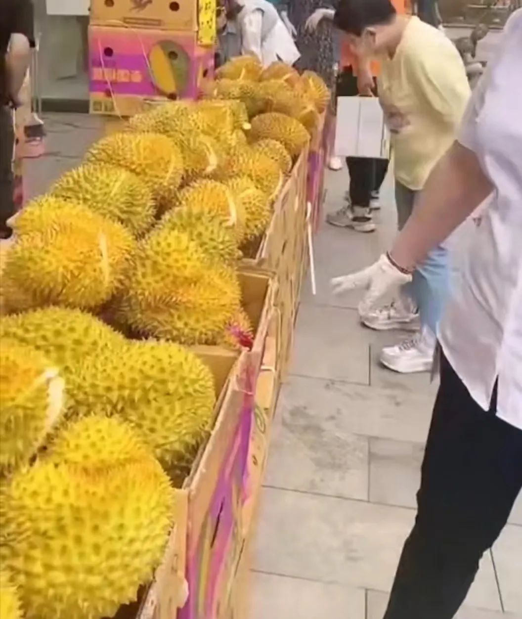 以变应变：新东方双语细分带货目标用户，小商超妙招回击社区电商